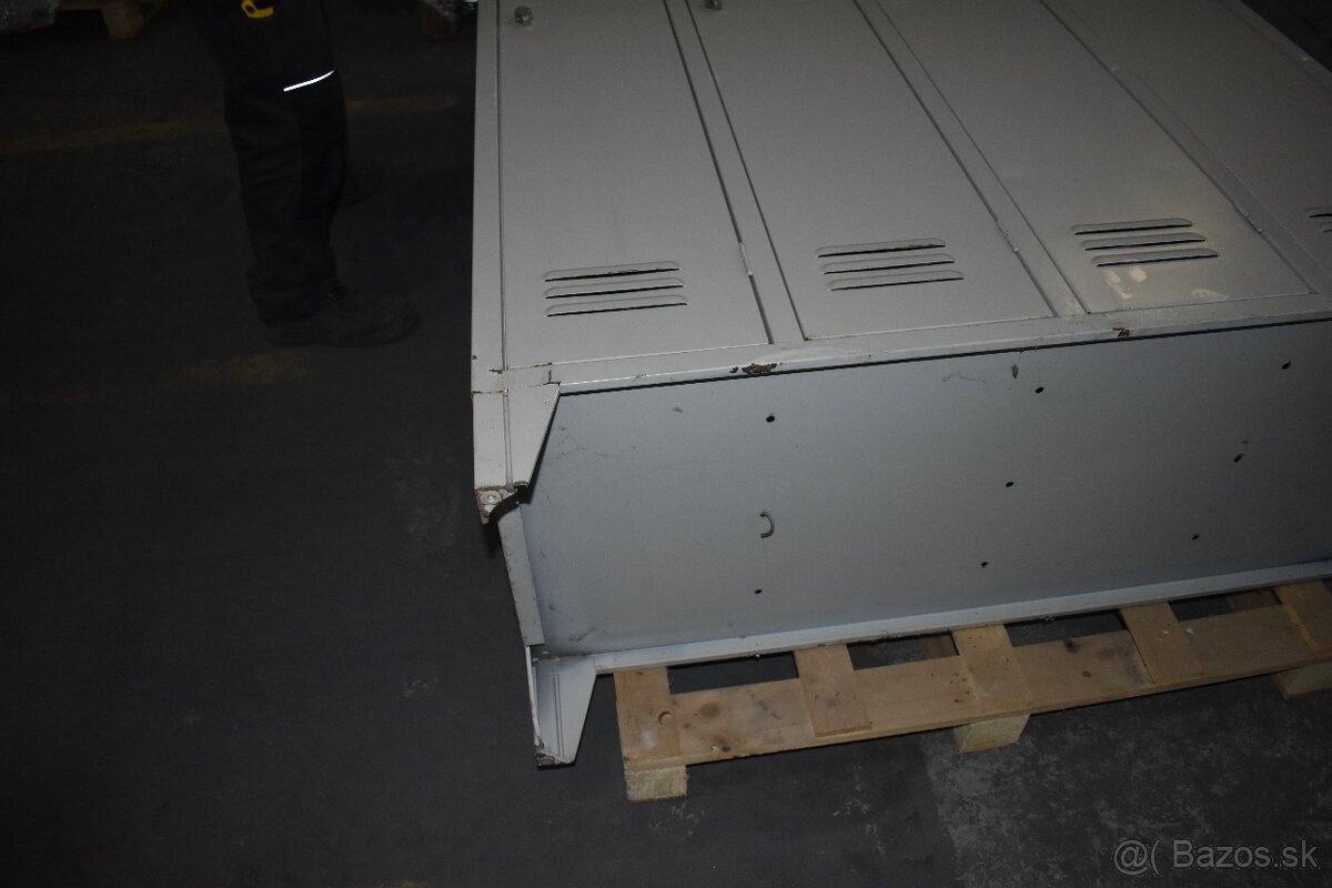 4-dverová šatníková skriňa s dlhými dverami na nožičkách - 3