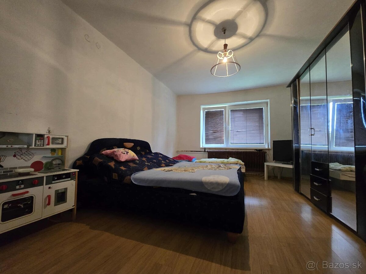 Dom v obci Medvecké - 3