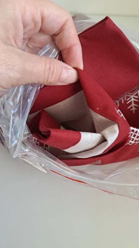 Červeno-strieborný vianočný obrus - pevná látka - 3