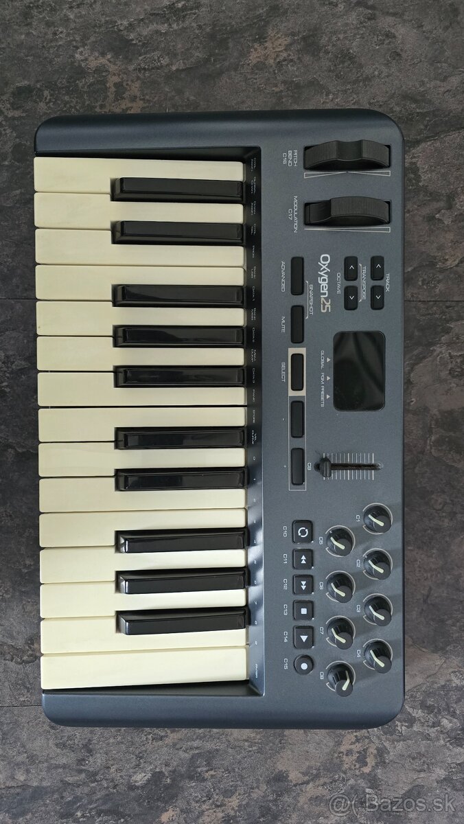 M-Audio Oxygen 25 USB MIDI Controler - 3