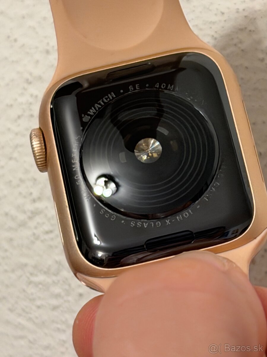 Apple watch SE 40mm , pekný stav, s nabíjačkou a krab - 3