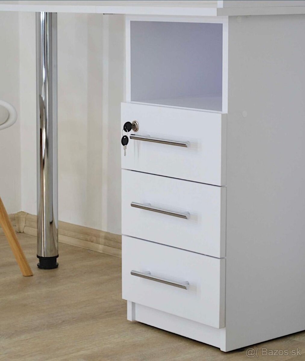 Manikérsky stôl . - 3