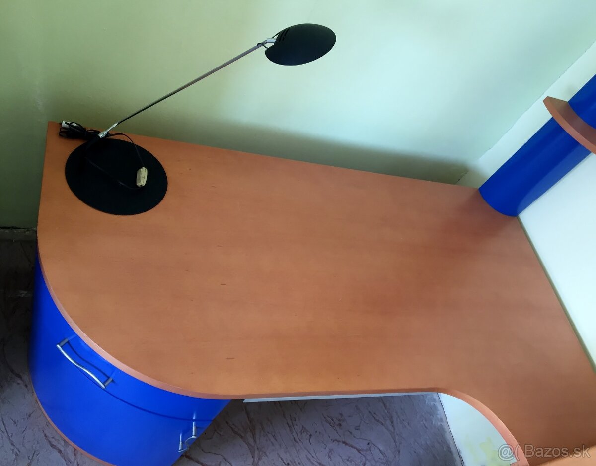 Pracovný stôl a komoda. - 3