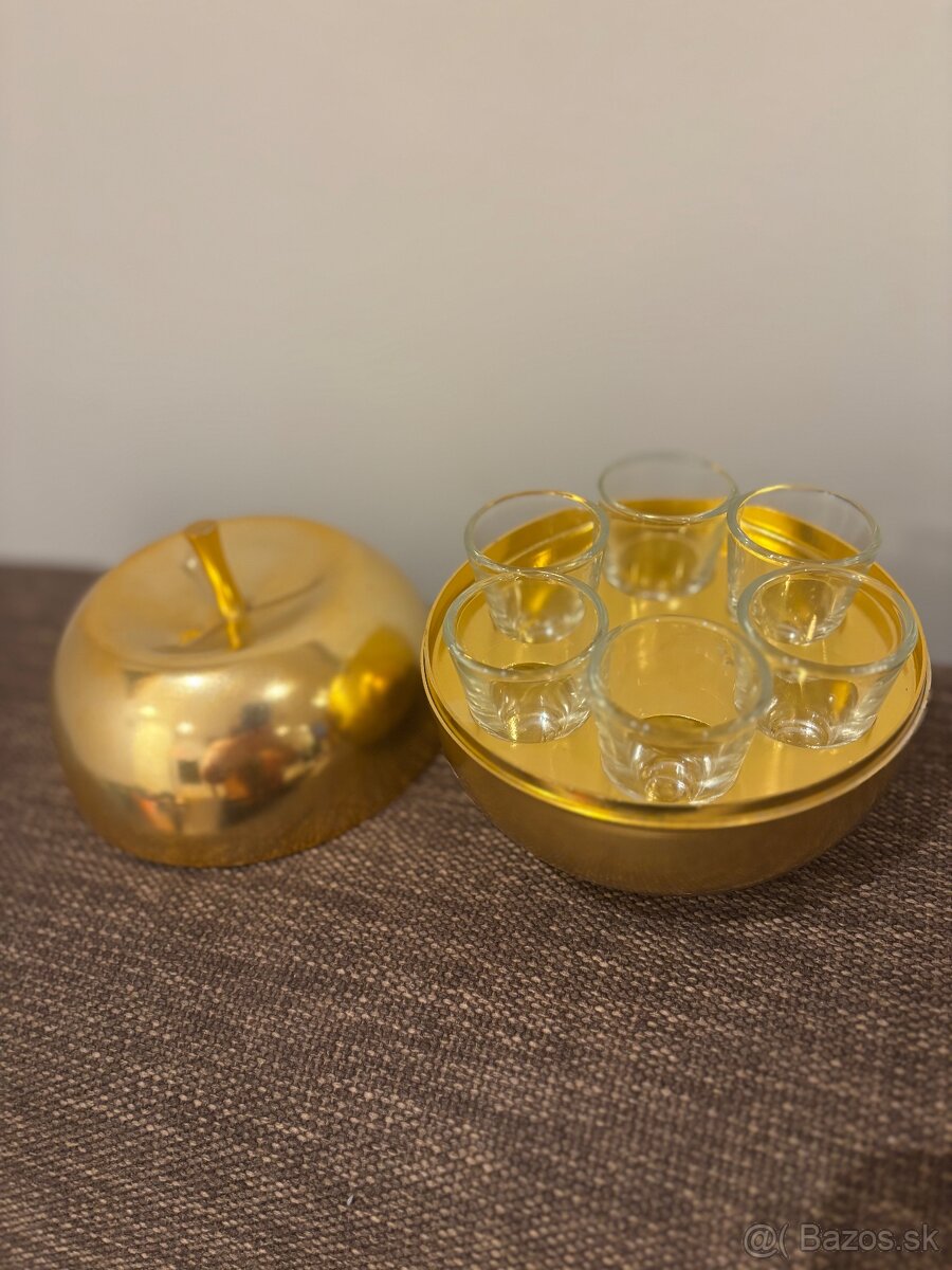 Staré retro jablko so sklenenými pohárikmi - 3