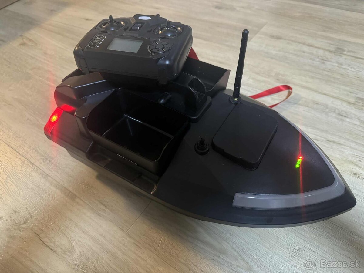 Zavážacia rybárska loďka takmer nová - 3