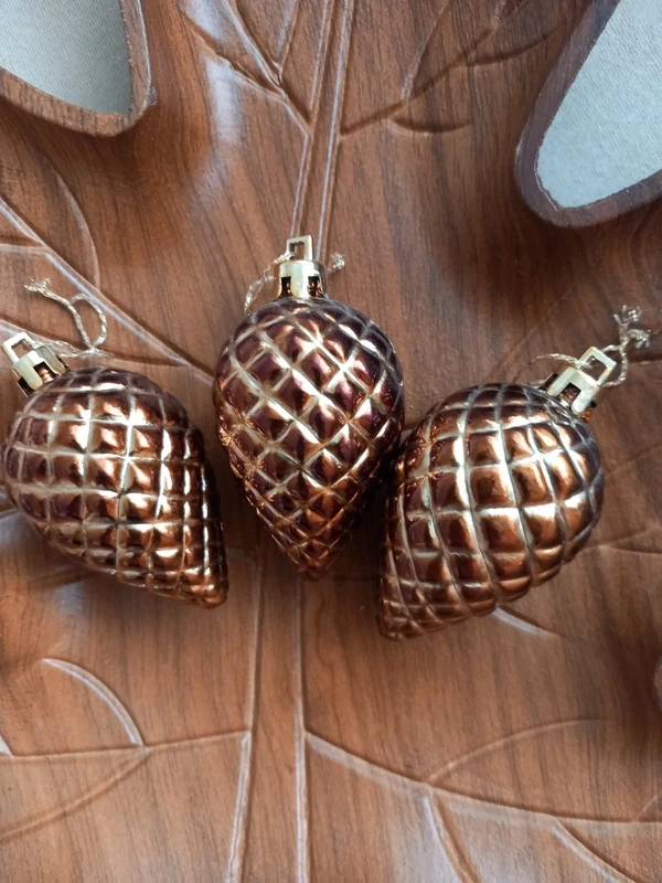 3ks staršie hnedo-zlaté šišky na stromček 7x4 cm plast - 3