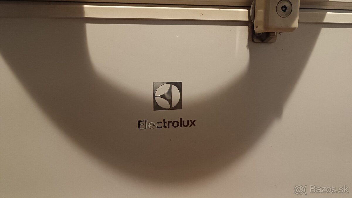 Truhlicová Electrolux mraznička 300L - 3