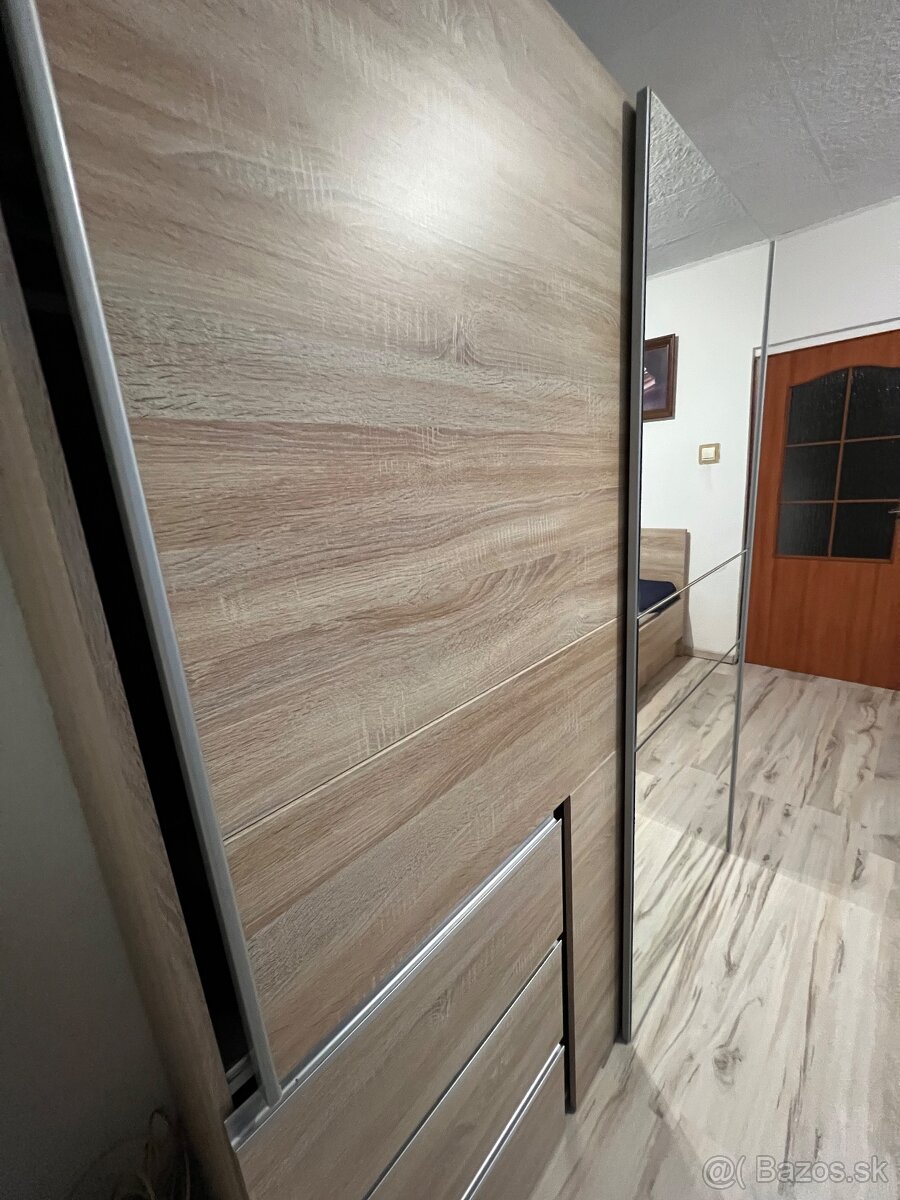 Skriňa so zrkadlom - 3