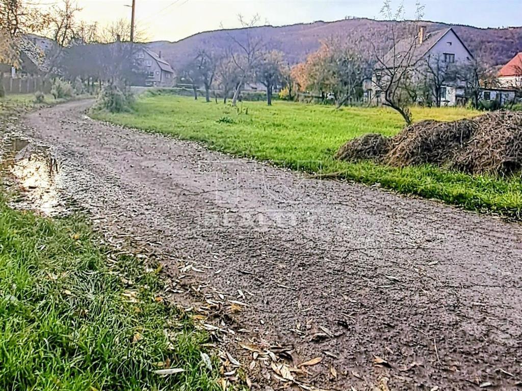 Na Predaj stavebný rovinatý pozemok Liešťany 996 m2 - 3