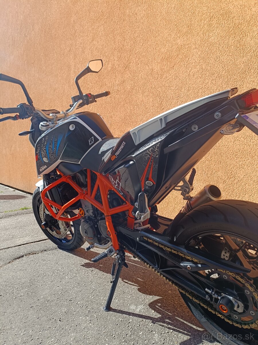 Duke 690