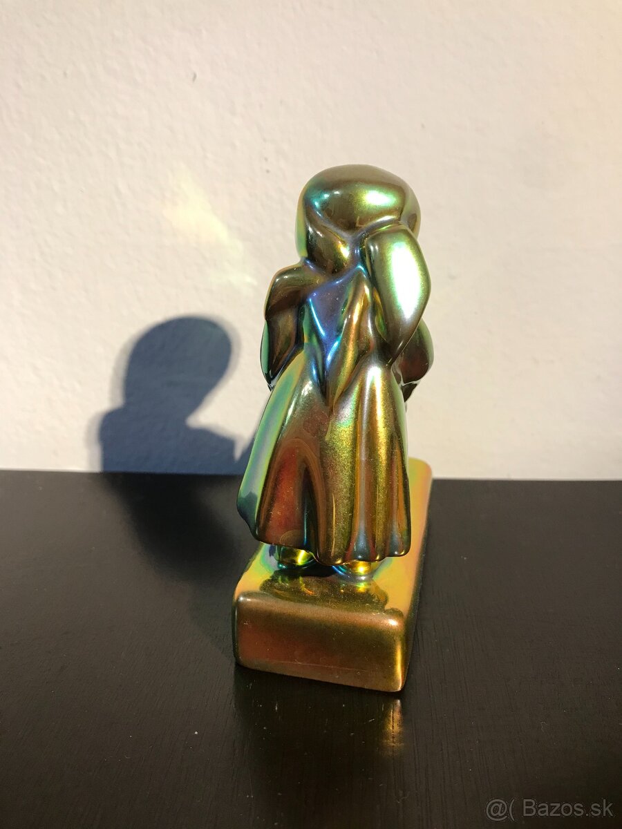 053 - Zolnay , Hungaria ,Dievča krmi sliepočku - 3