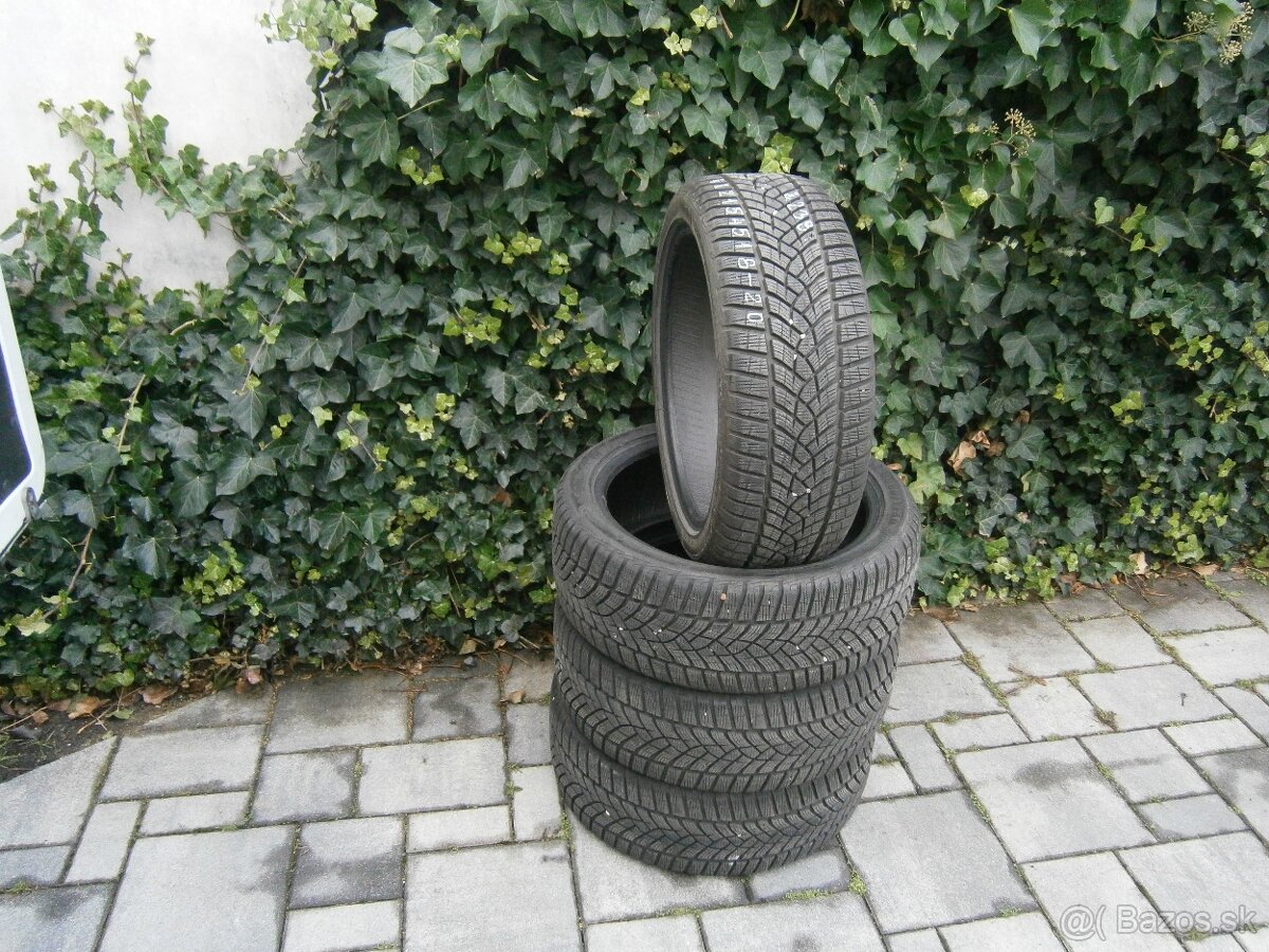 Predám 4x zimné temer nové pneu GOODYEAR 215/45 R18 93VXL - 3
