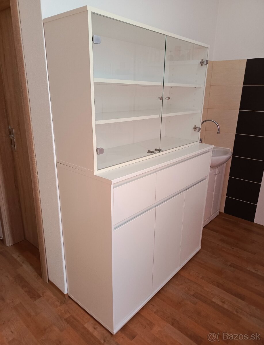 Presklená vitrína a komoda - 3