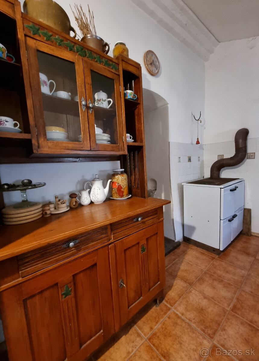 RODINNÝ a HOSŤOVSKÝ DOM,STODOLA a POZEMOK 2924m2 HRÁDOK-NMNV - 3