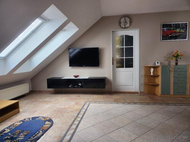 Prenájom – priestranný podkrovný byt v centre mesta - 3