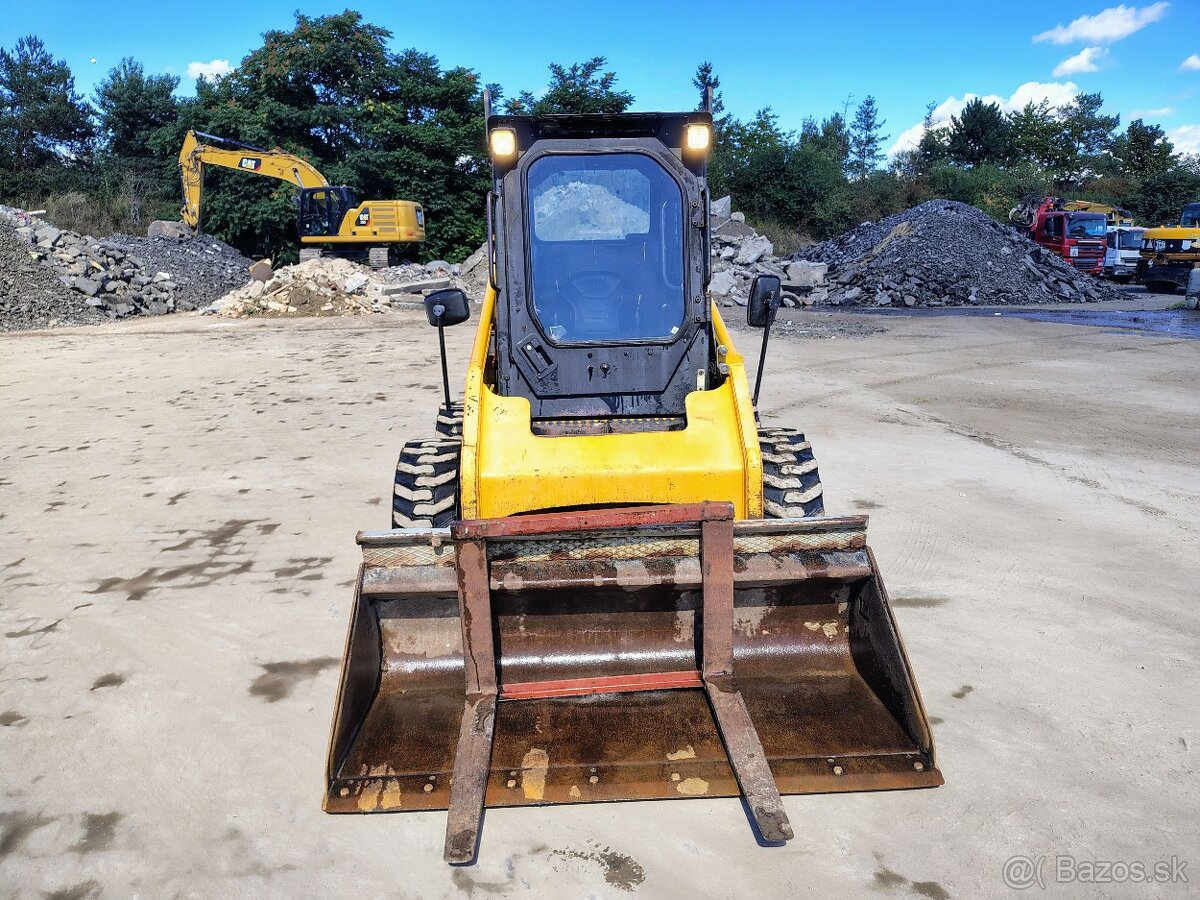 Nakladač CAT 226 - 3