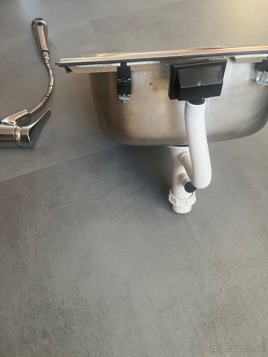 Kuchynský drez a batéria - 3