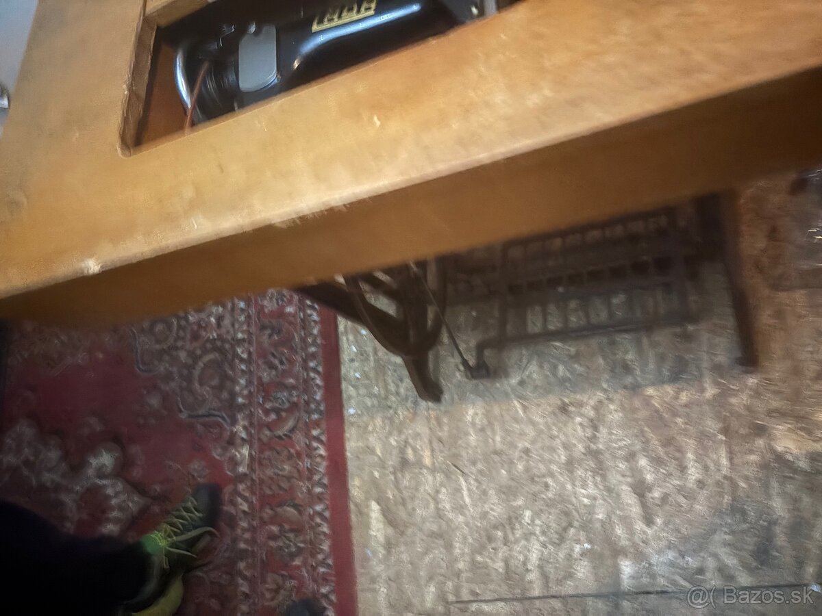 Starožitný šijací stroj Lada - 3