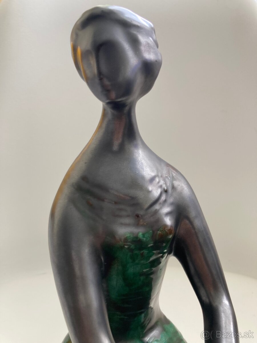 Jitka Forejtova sediace dievca - 3