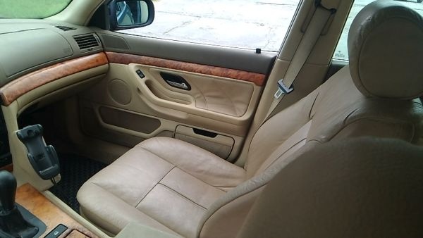 bmw e38 bezove sedacky interieru pekne neposkodene - 3