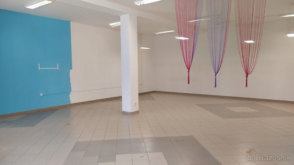 Na prenájom obchodné priestory – 105 m², OC Opal, na sídlisk - 3