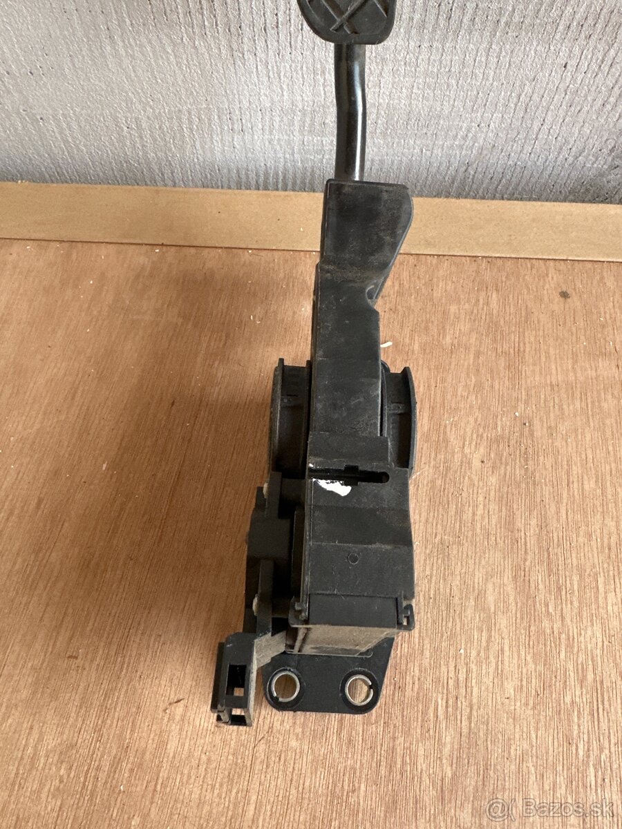 plynovy pedal - 3