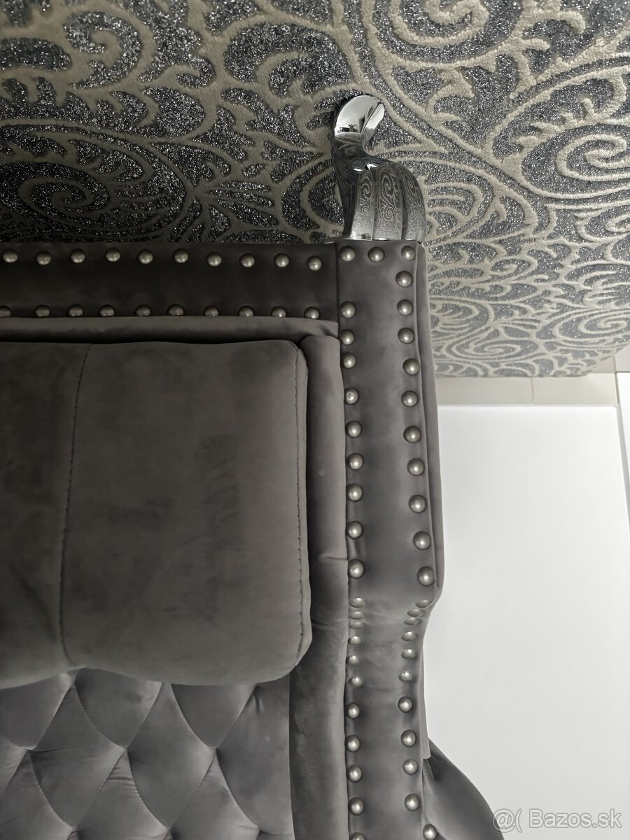 Predám Exkluzívne kreslo strieborno sivej farby Chesterfield - 3