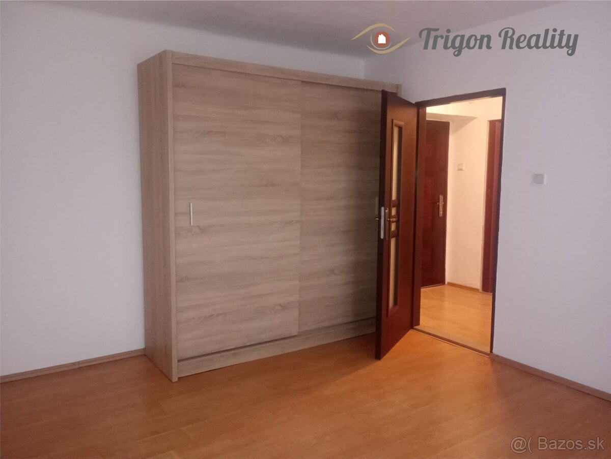 KOMÁRNO, I. sídlisko - tehlový atypický 2 izbový byt - 3