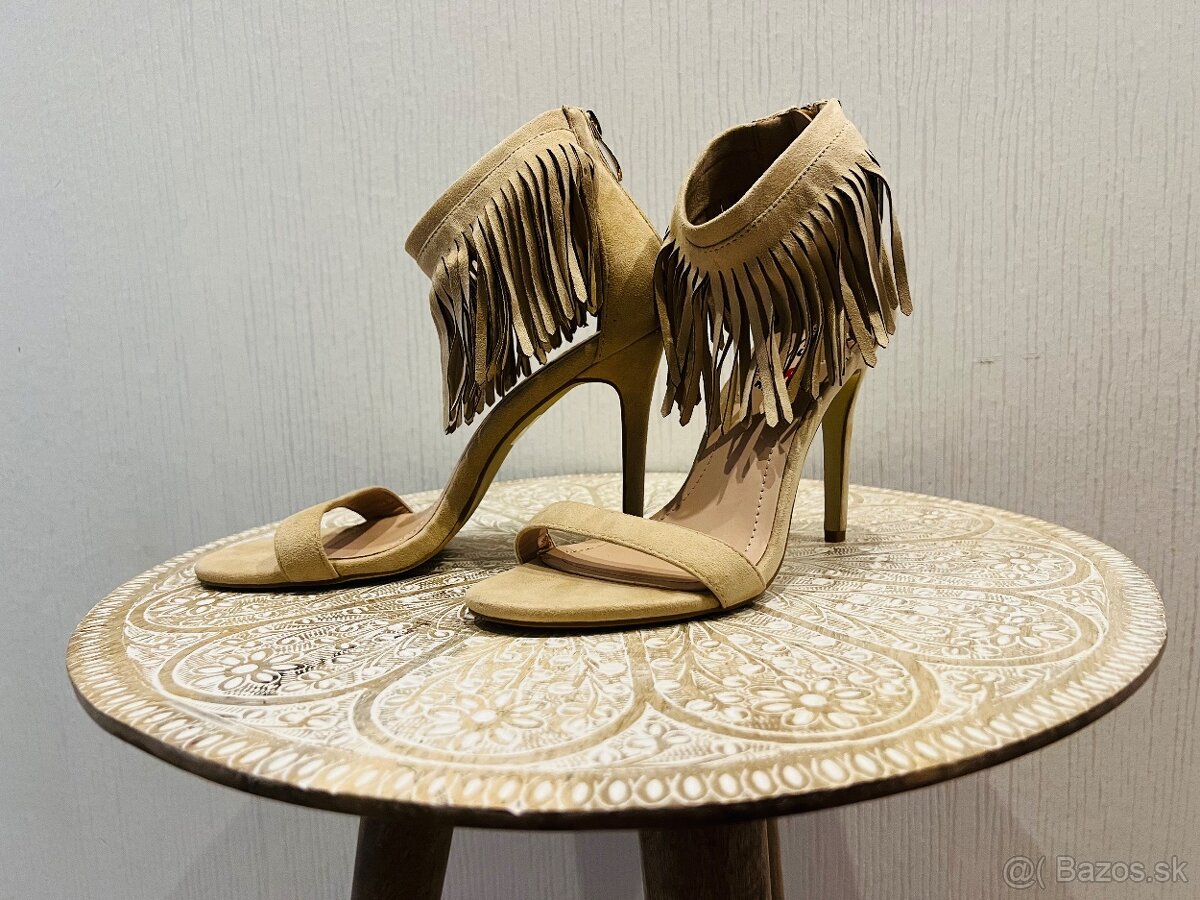 Sandále na opätku so strapcami - 3