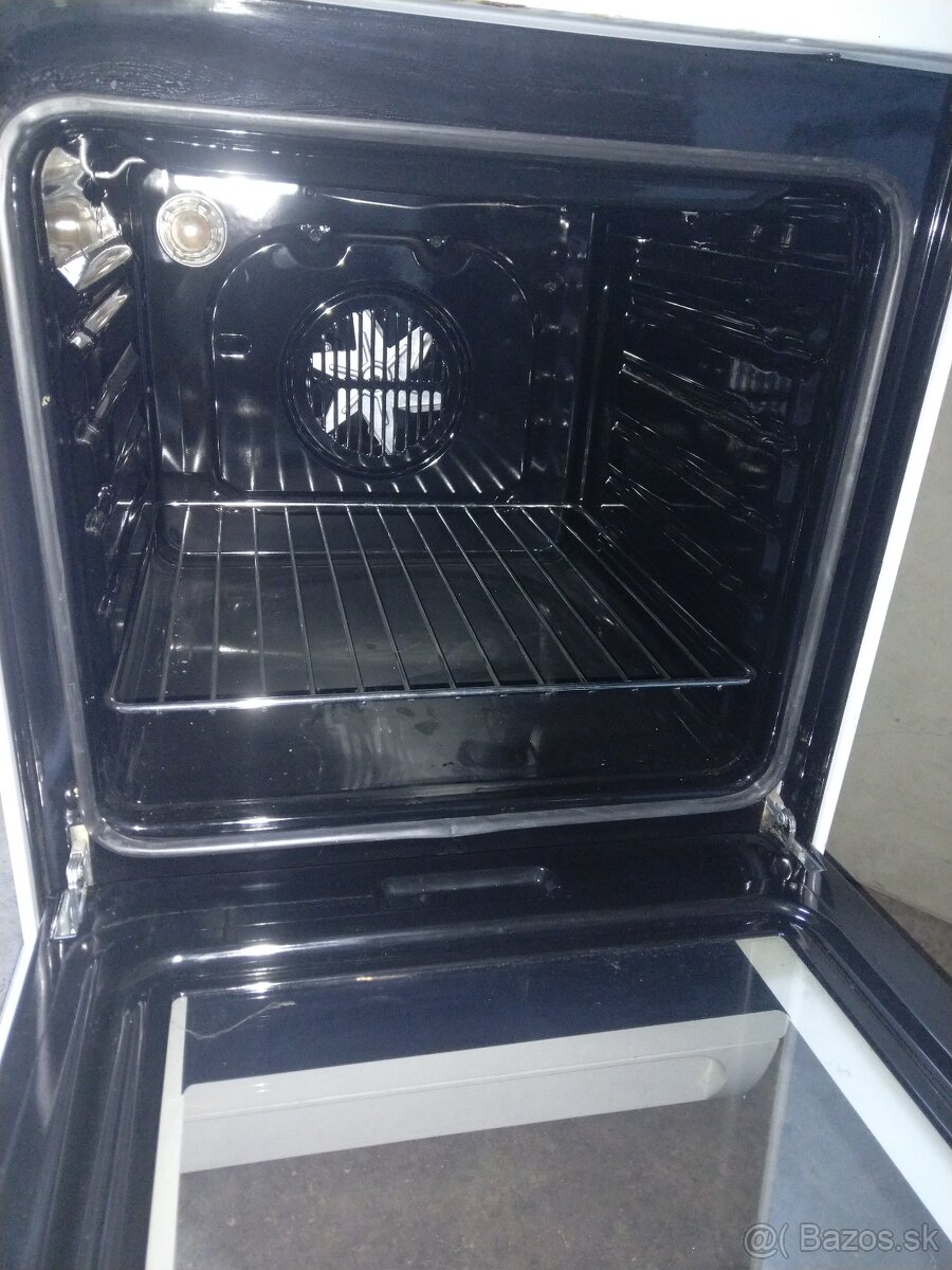 Sklokeramicky sporák indesit - 3