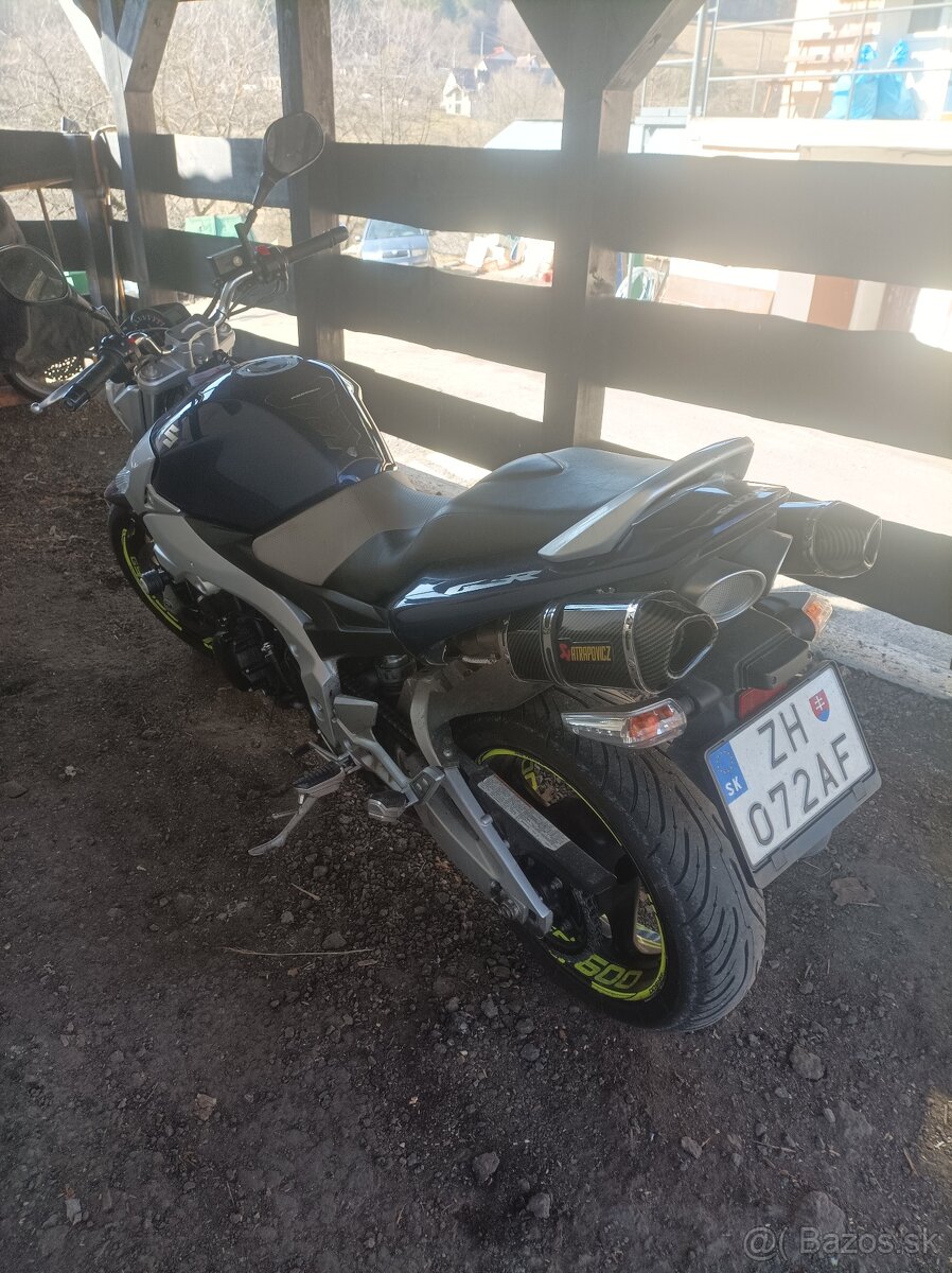 Suzuki GSR 600 - 3