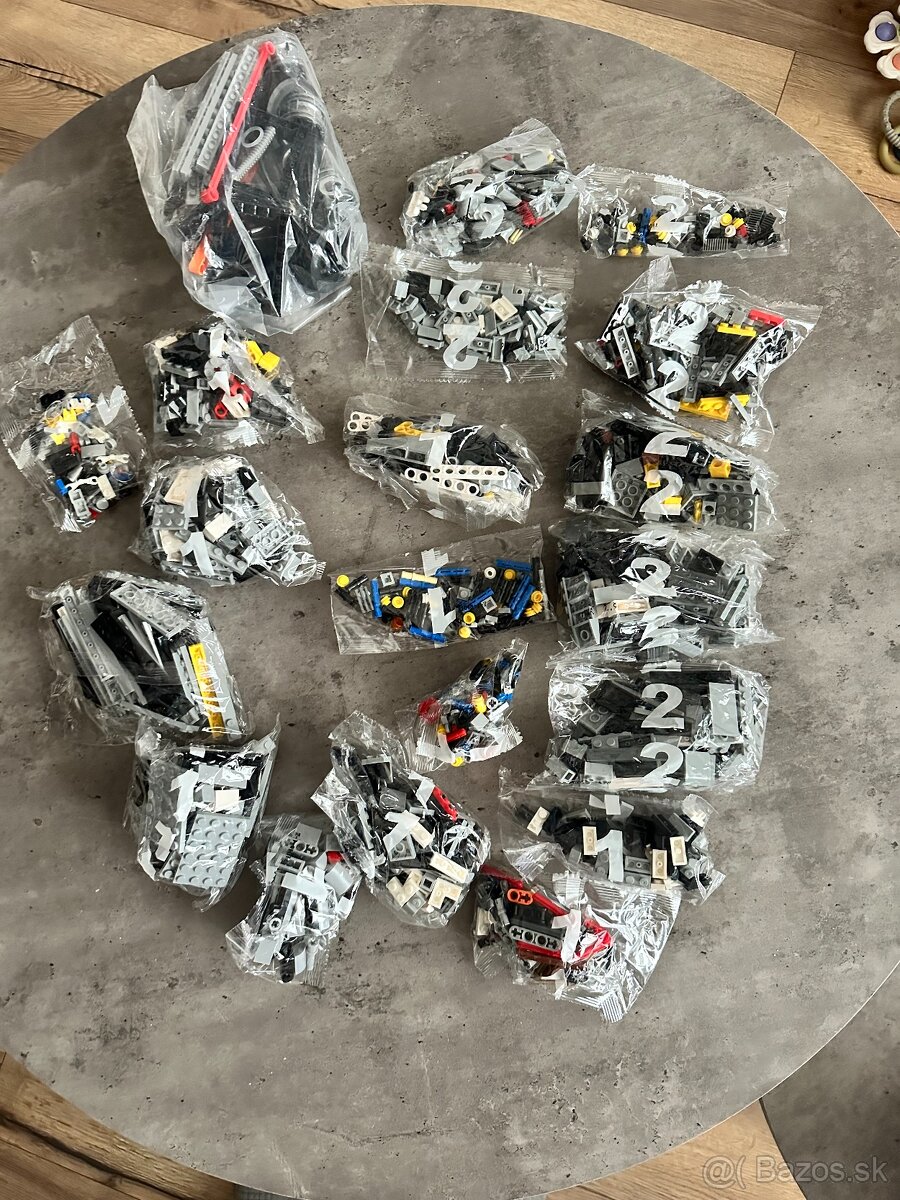 Bondov Aston Martin DB5 - LEGO Creator 10262 - 3