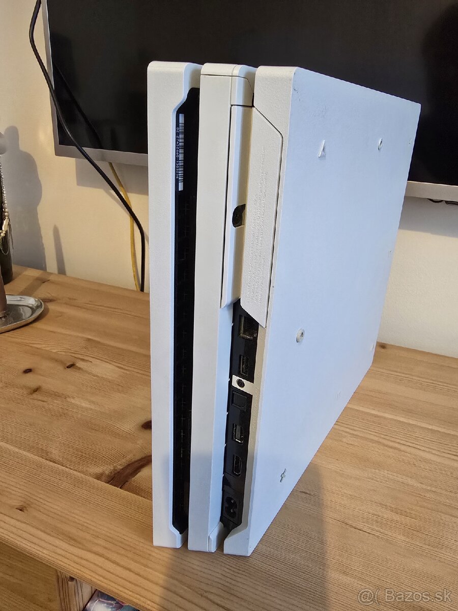 PS4 Pro (tichá verzia) + 2 ovládače + nová batéria - 3