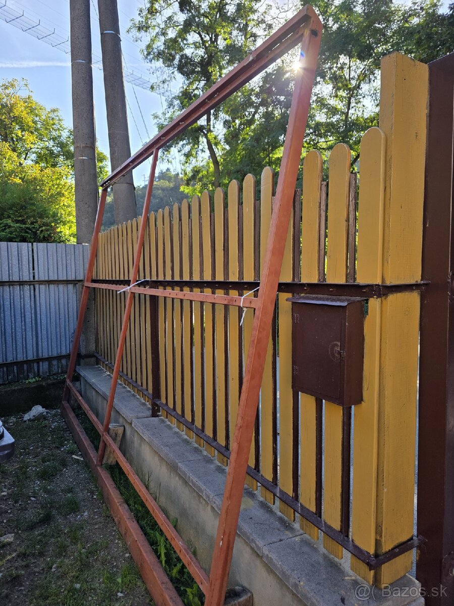 Posuvná brána, mala branka, obratnik na smetnu bednu - 3