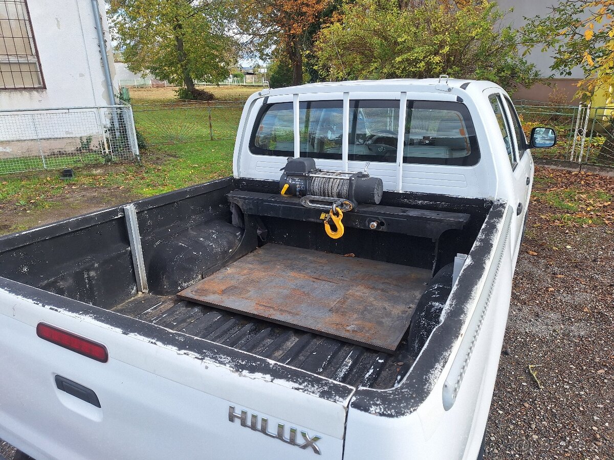 TOYOTA HILUX 2,5 DIESEL 4X4 UZÁVIERKU MA