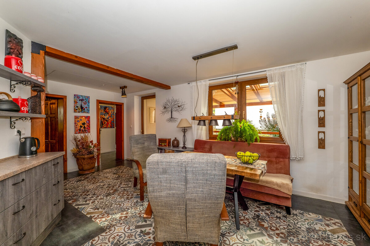 Zrekonštruovaný dom s bazénom a veľkým pozemkom | Podlipníky - 3