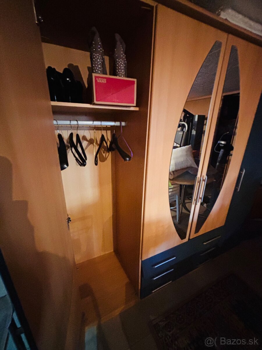 Šatnikova skrina. 3 m - 3