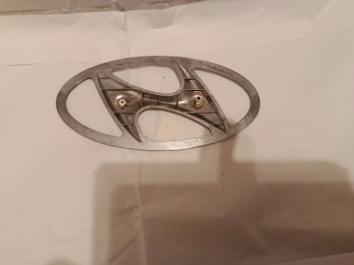 predny znak hyundai 17x8,5 cm 30€ - 3