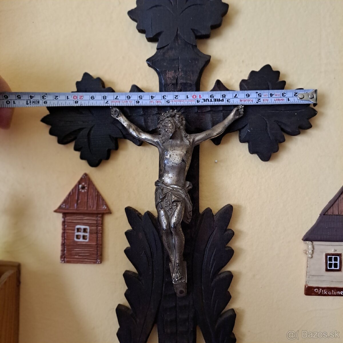 Vyrezávaný starý drevený kríž - 3