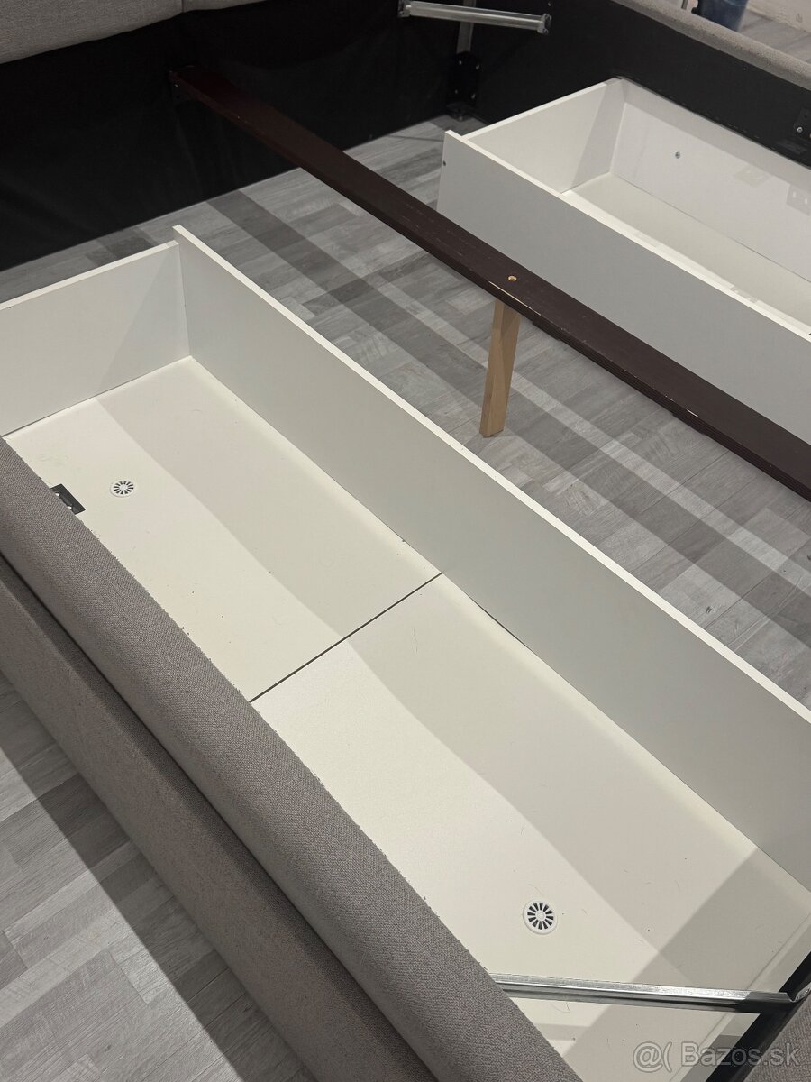 Čalúnená posteľ s nočnými stolíkmi - 3