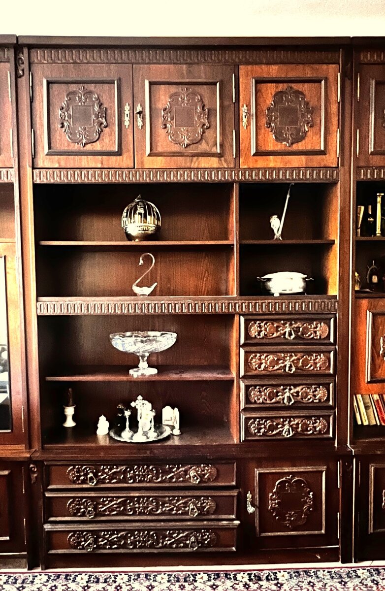 Vyrezávaná obývacia stena + stolík - 3