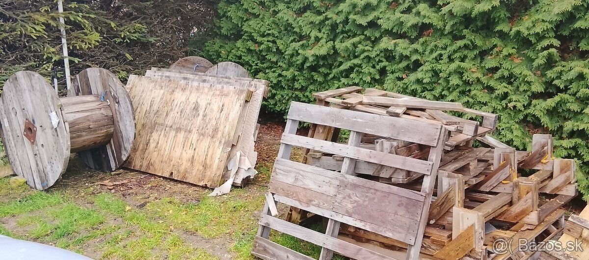 PONÚKAM NA PREDAJ DREVO S PALIET NA PALENIE. - 3