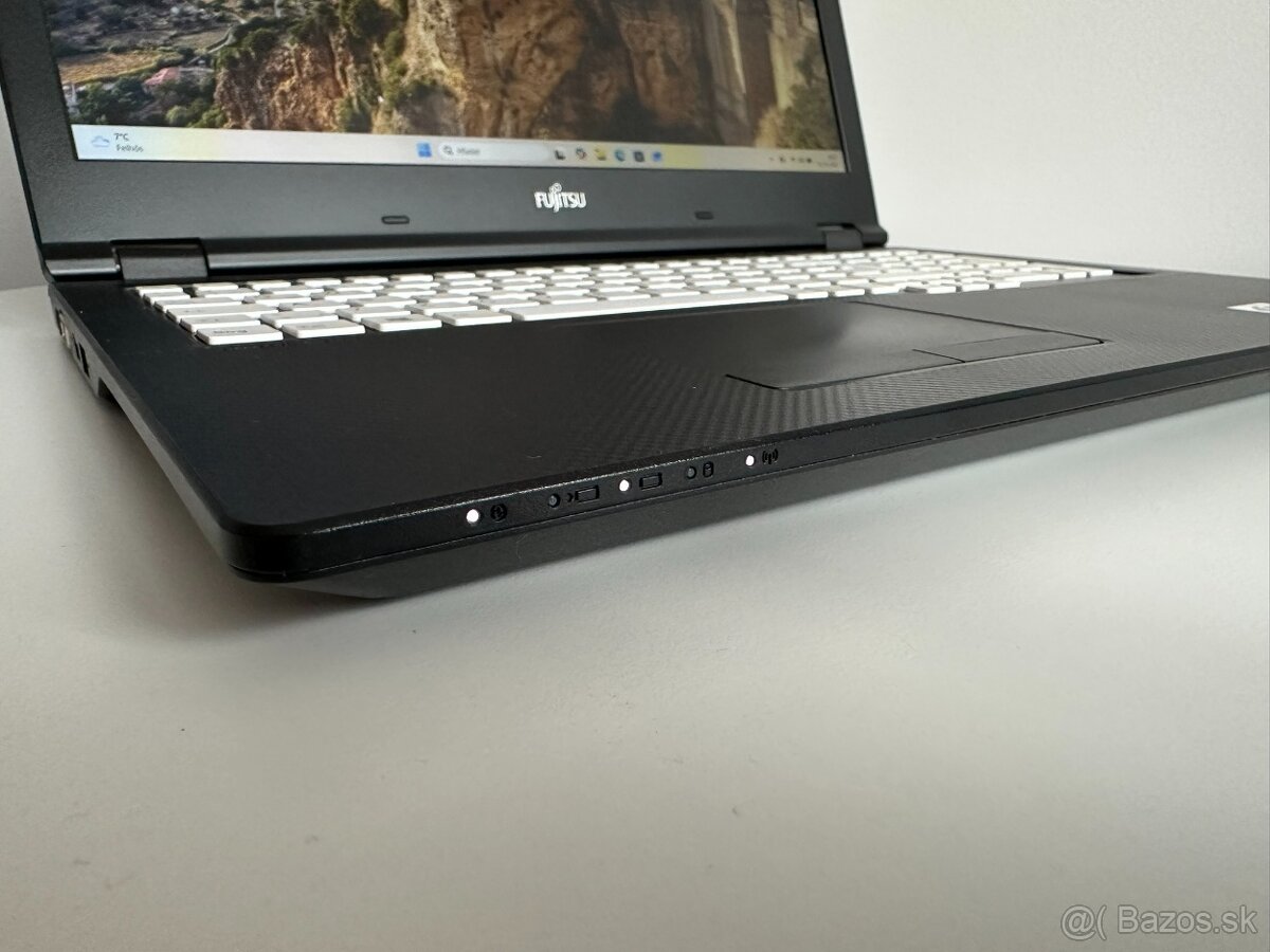 Fujitsu E559 / i5-8265U / 8GB RAM / 512GB SSD / Win 11 - 3