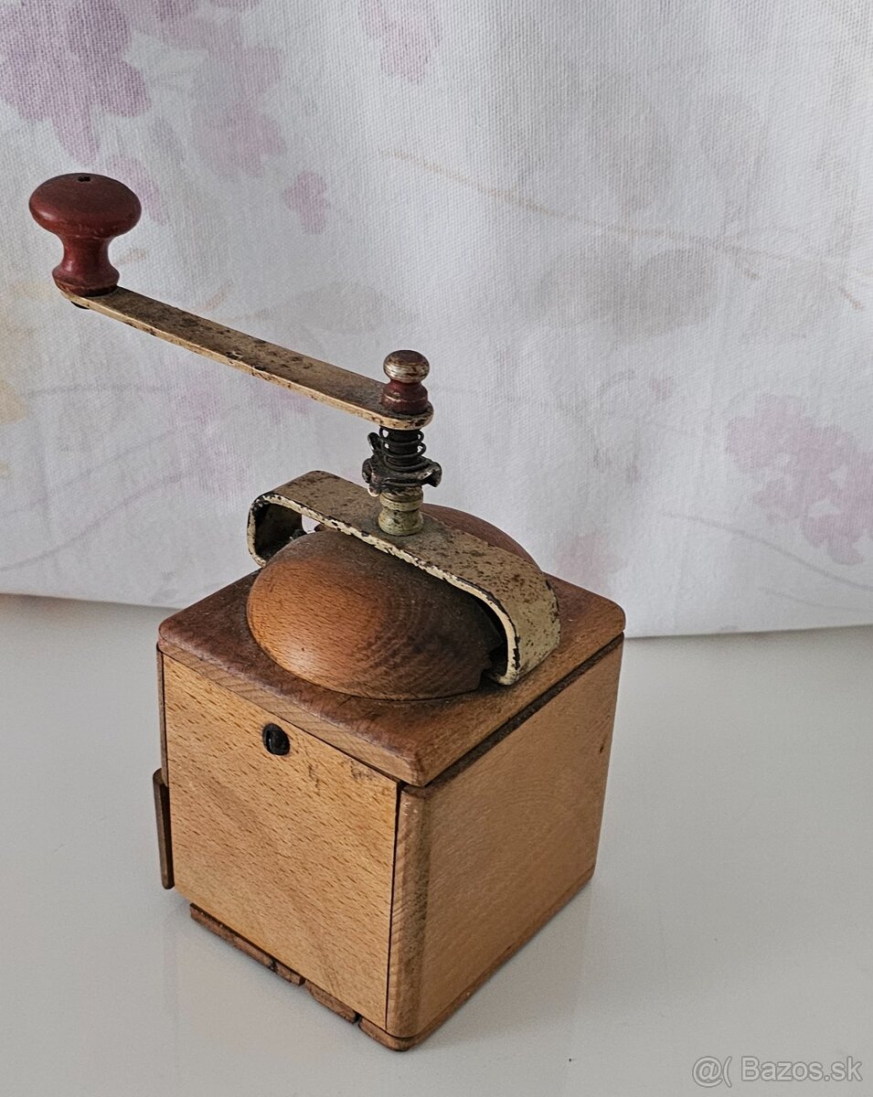 Starozitny mlyncek na kavu - 3