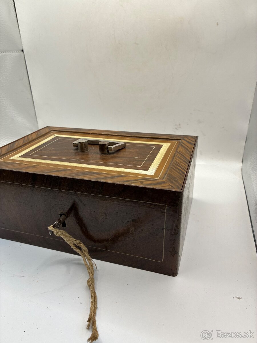 Starožitný kovový trezor - 3