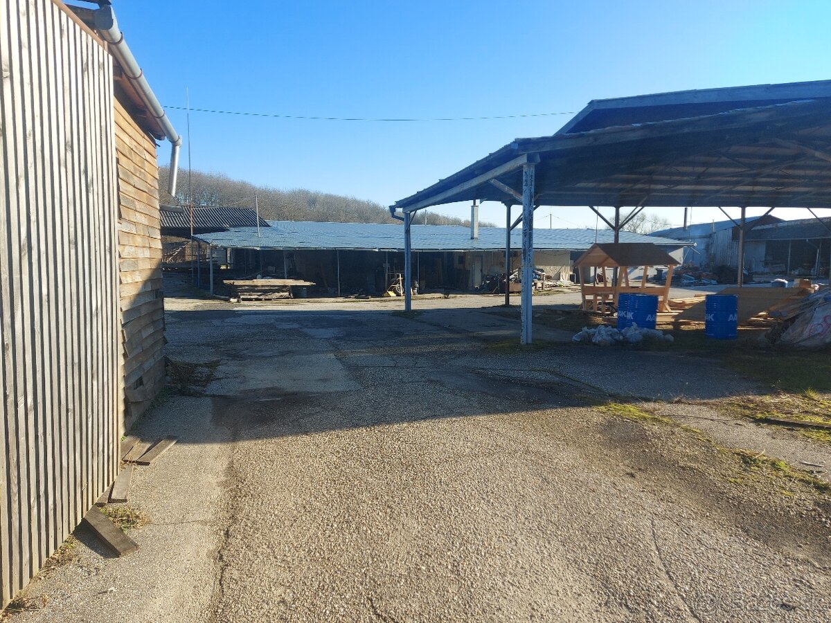 Predáma priemyselny pozemok so skladmi a budovami vo Svodíne - 3