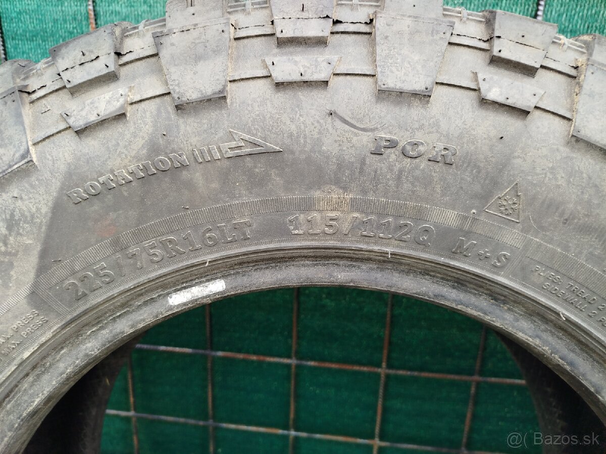 Pneu 225/75 R16 - 3