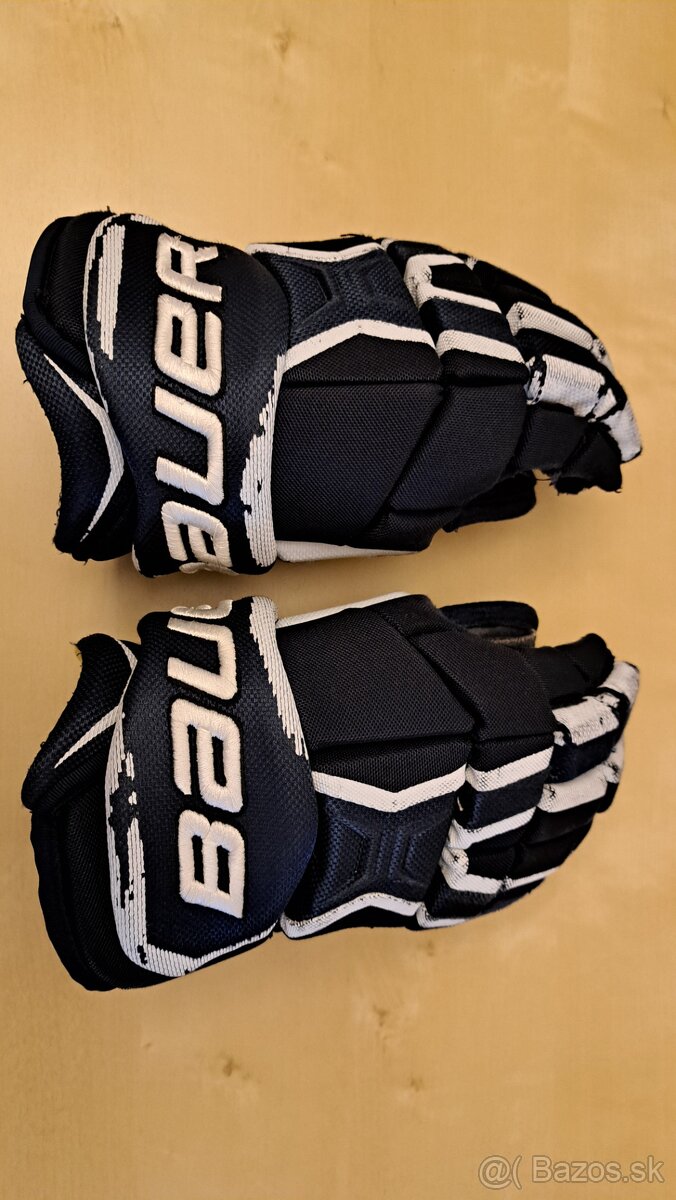 Juniorská prilba Bauer s košíkom, rukavice - 3