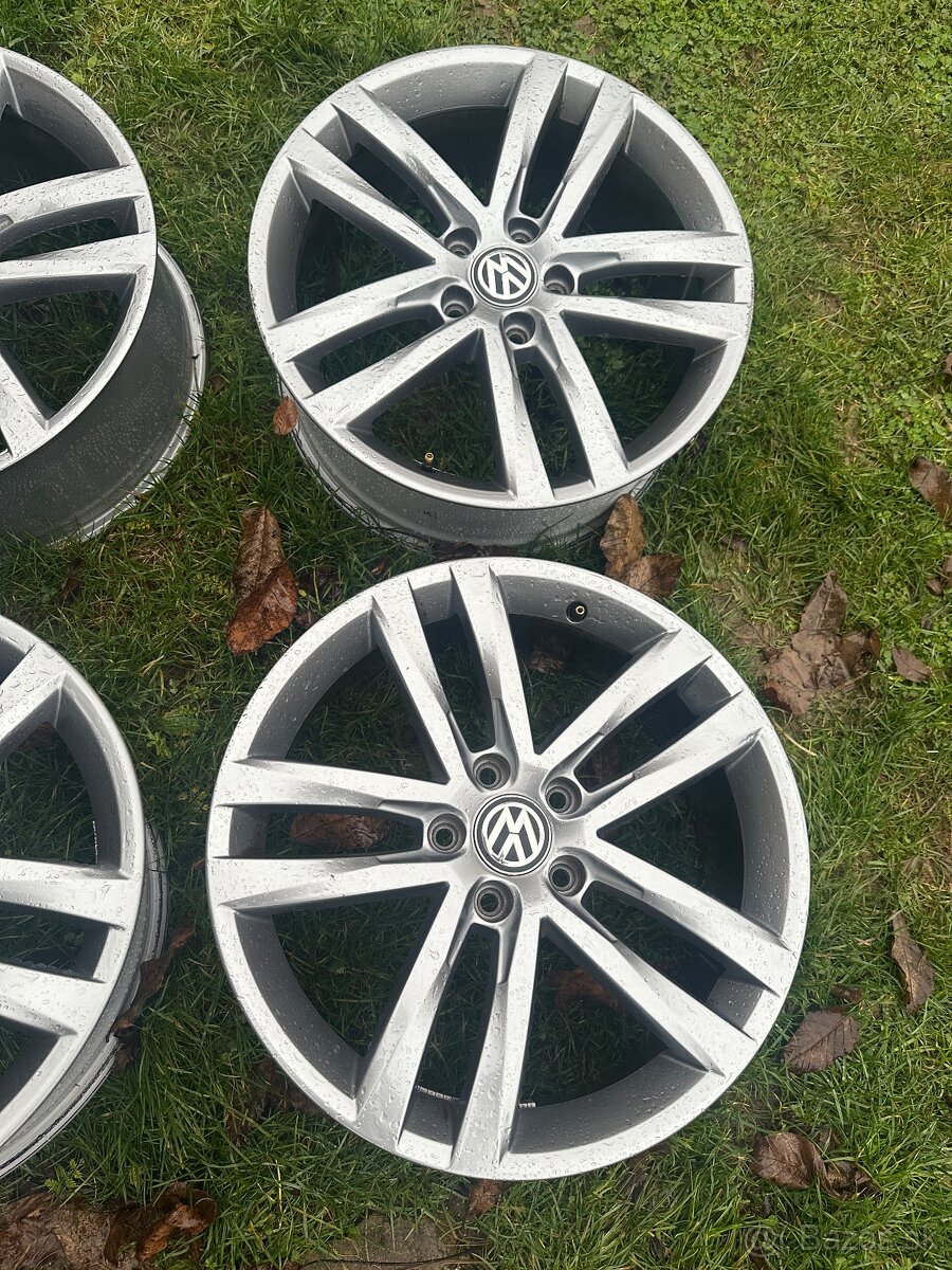 Volkswagen Golf originál disky R18 - 3