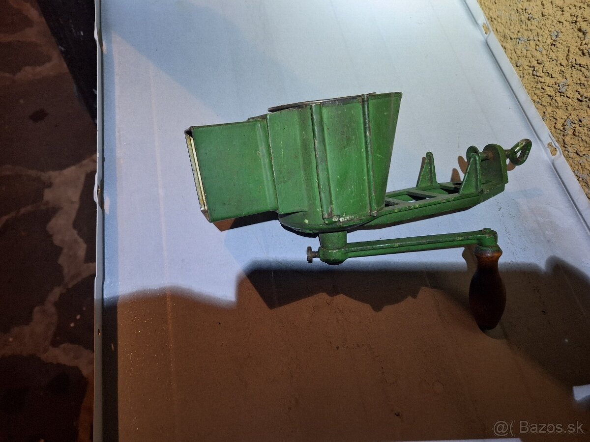 Mlyncek na orechy 2 - 3